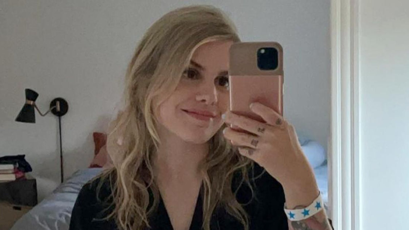 Coeur de Pirate partage une rare photo de son beau ventre rebondi à 4 mois de grossesse