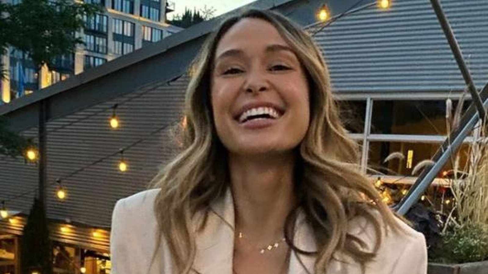 Julie-Anne d'Occupation Double enflamme le web en bikini révélateur