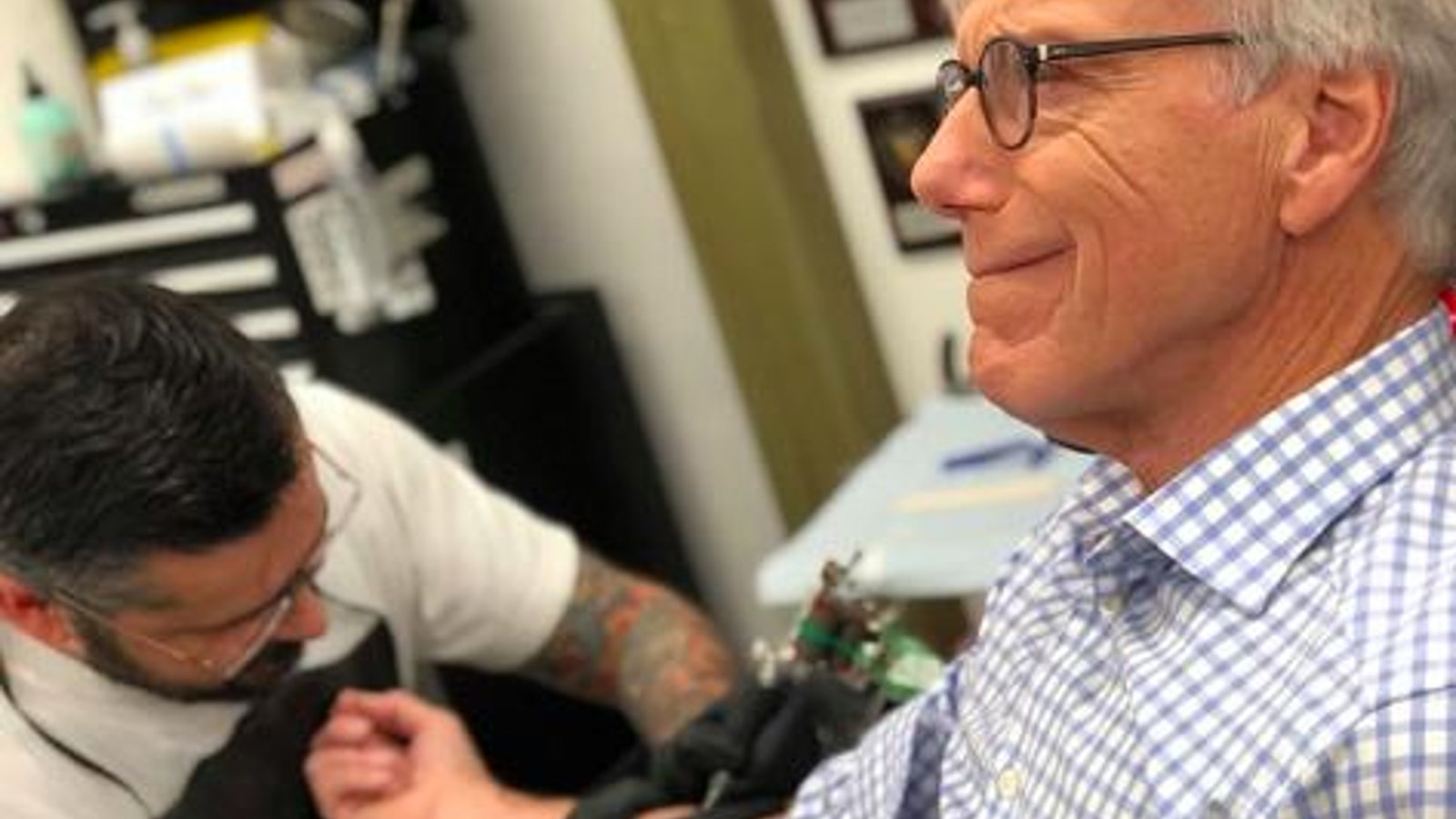 On a finalement plus de détails sur le tatouage de Pierre Bruneau