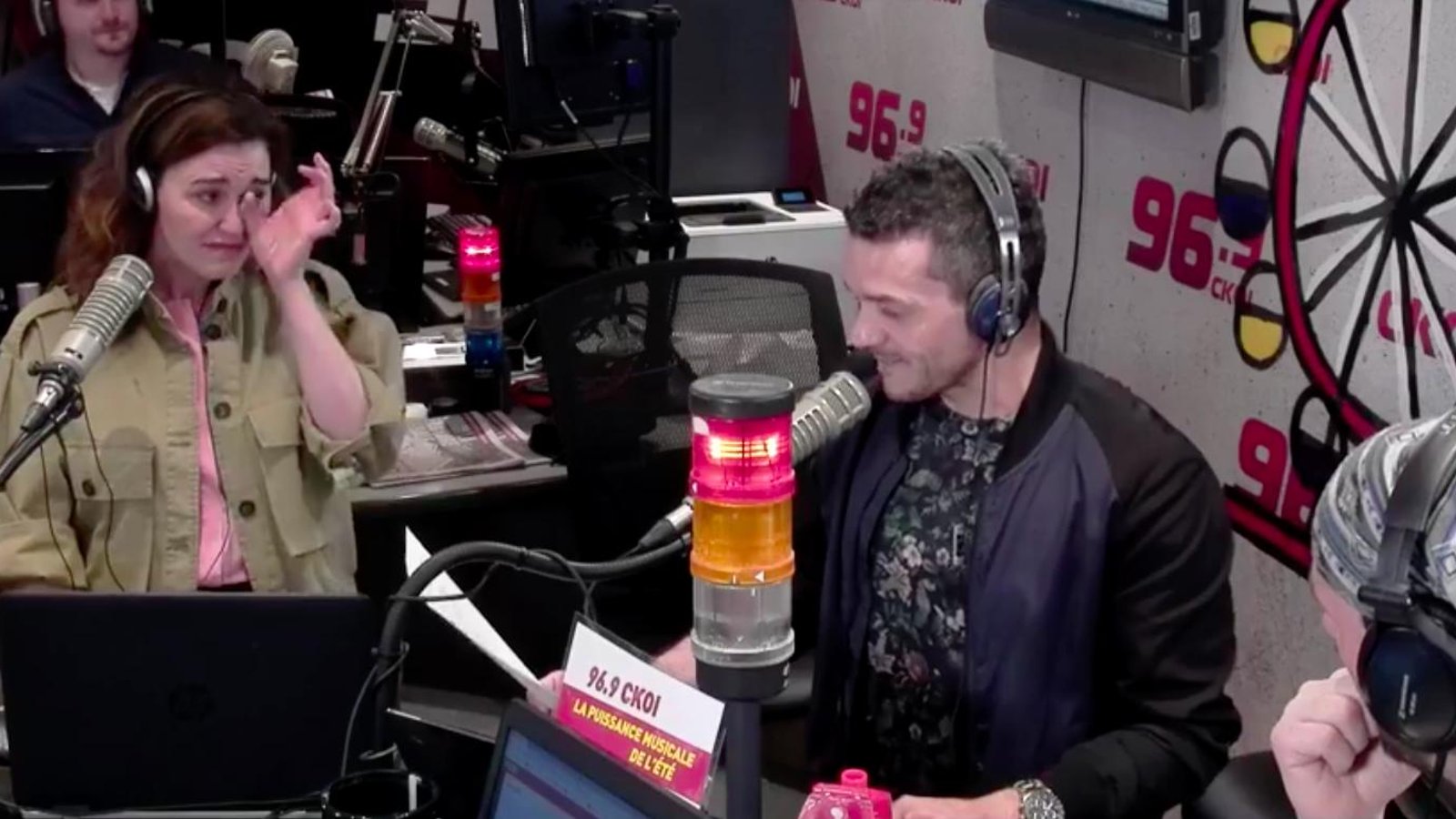 Tout le monde pleure en studio pour le dernier moment de Patrice Bélanger avant son départ