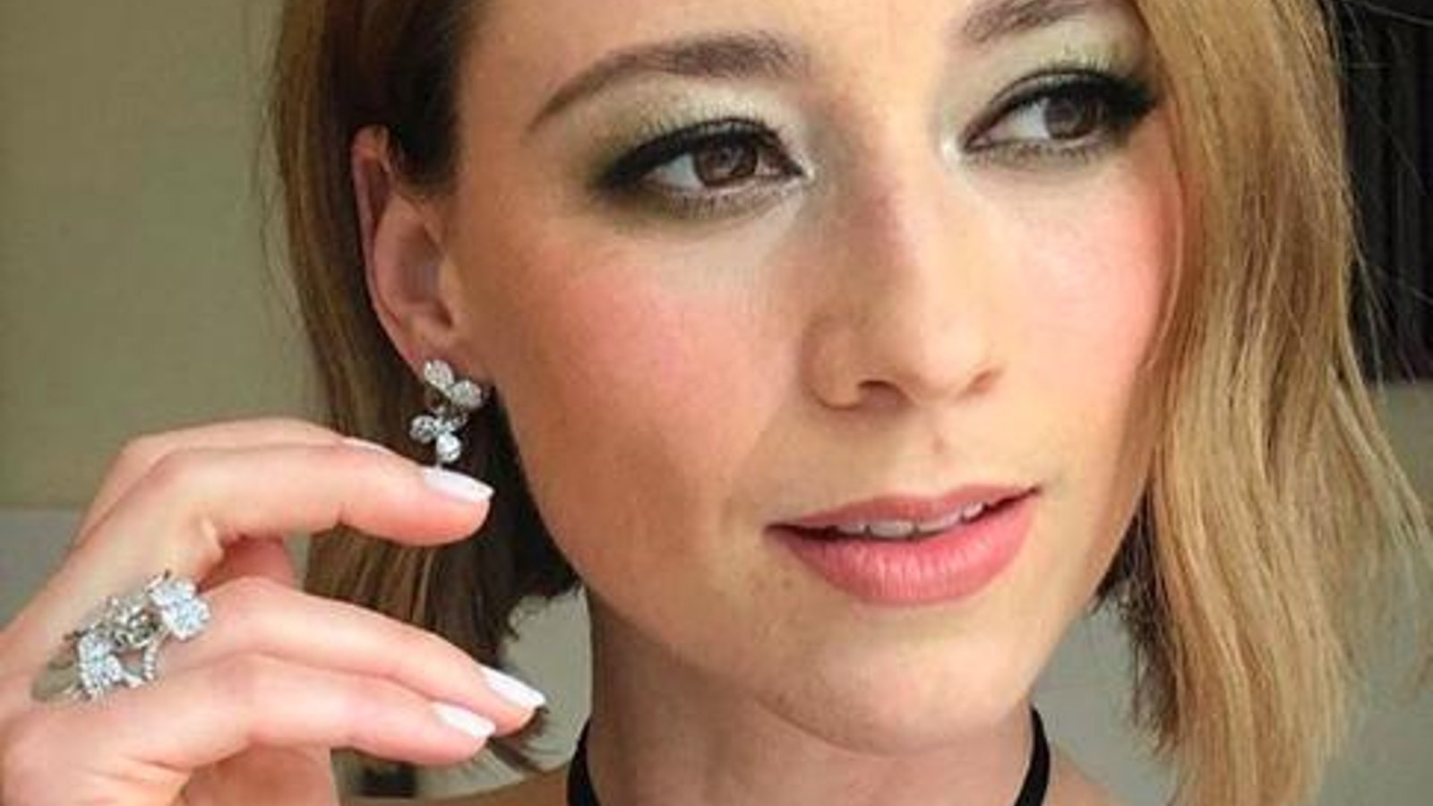 La robe de Karine Vanasse pour les CAF Awards fait tourner toutes les têtes