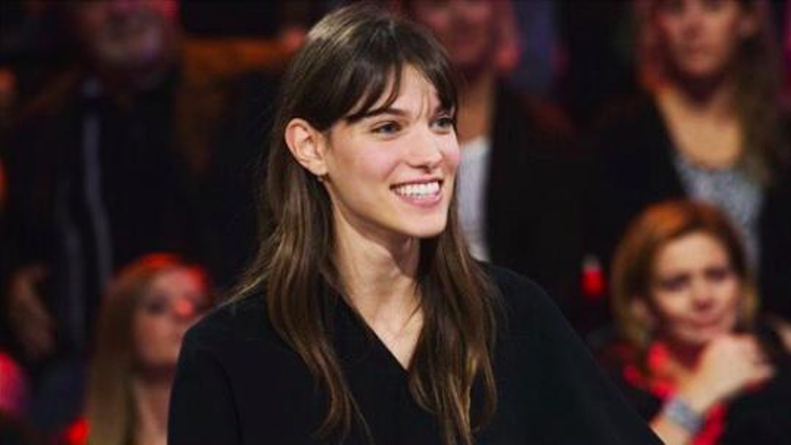 Charlotte Cardin et son chum (?) offrent une prestation qui vous donnera des frissons
