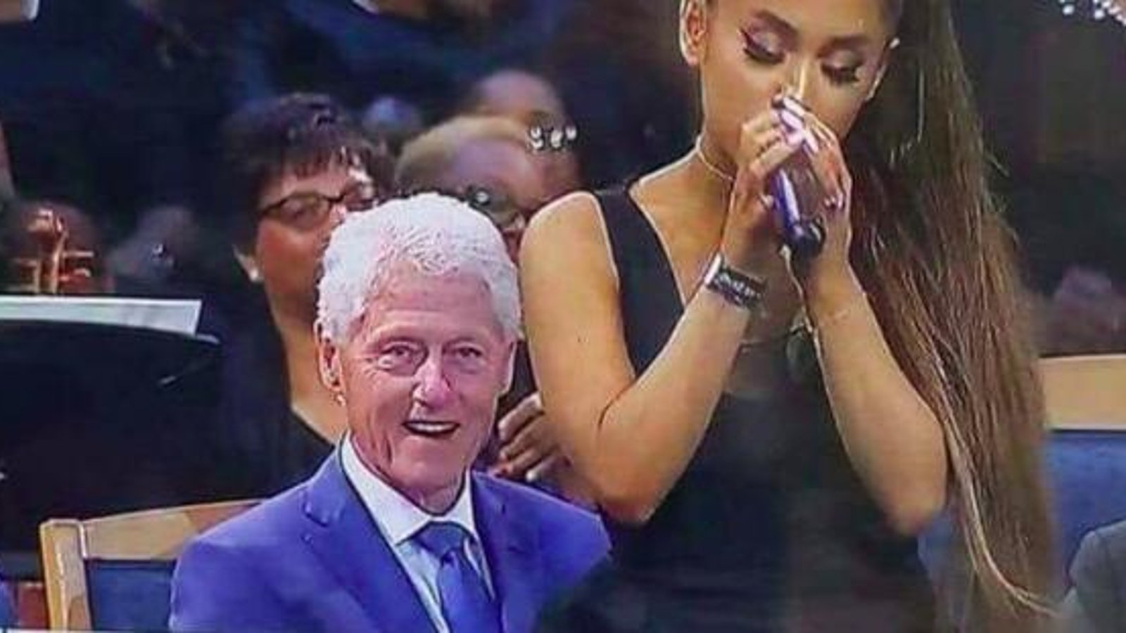 Bill Clinton pris en flagrant délit en train de reluquer le derrière d'Ariana Grande
