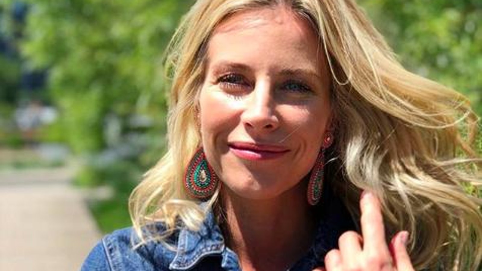 La comédienne Julie Du Page plus sexy que jamais dans un magnifique bikini rose