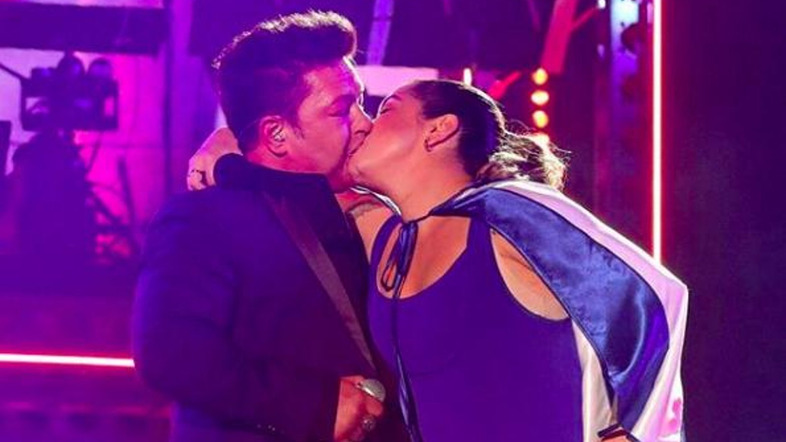 Mariana Mazza surprend tout le monde en embrassant Éric Lapointe en plein spectacle de la St-Jean