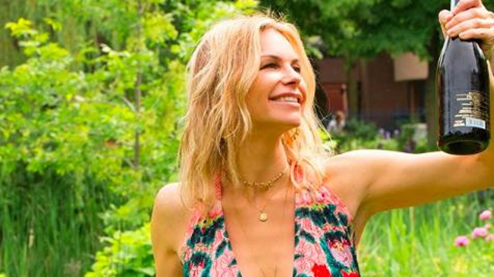 Caroline Néron publie une nouvelle photo très sexy en bikini à l'occasion du 4 juillet