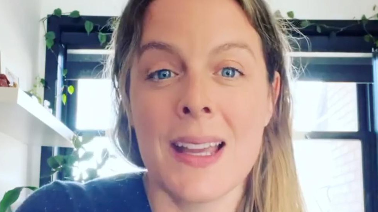 Confinée chez elle, Julie Le Breton s'adresse aux infirmières via sa webcam