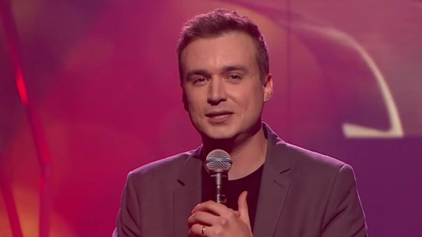 Arnaud Soly, Marie-Ève Janvier et Jean-François Brault chantent des commentaires trouvés sur les réseaux sociaux et c'est vraiment drôle