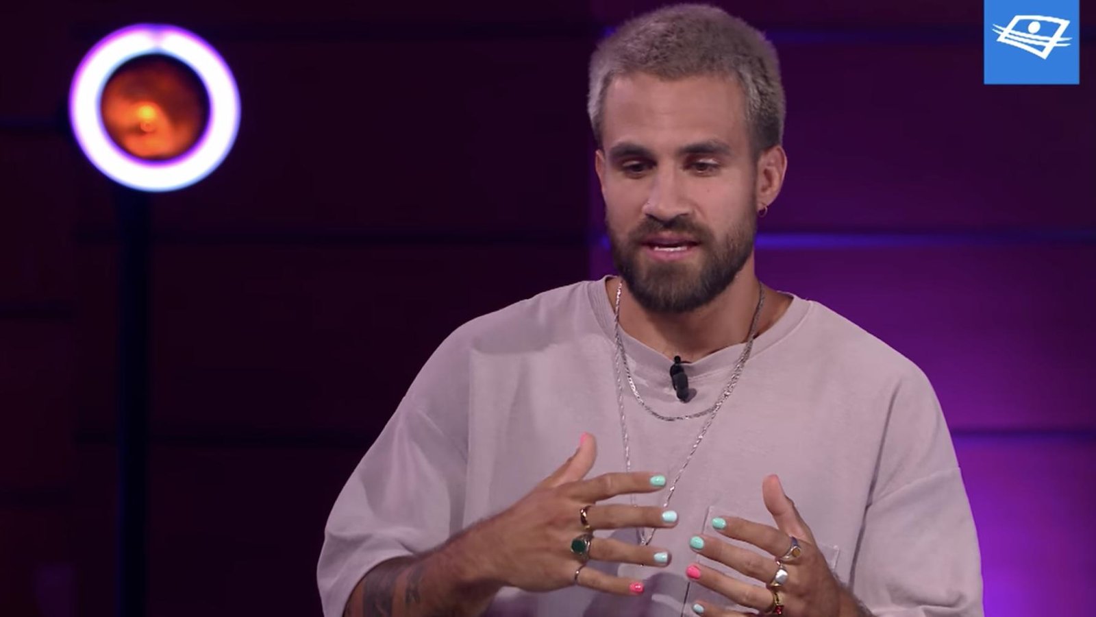 Jay Du Temple inspire de jeunes garçons à porter du vernis à ongles