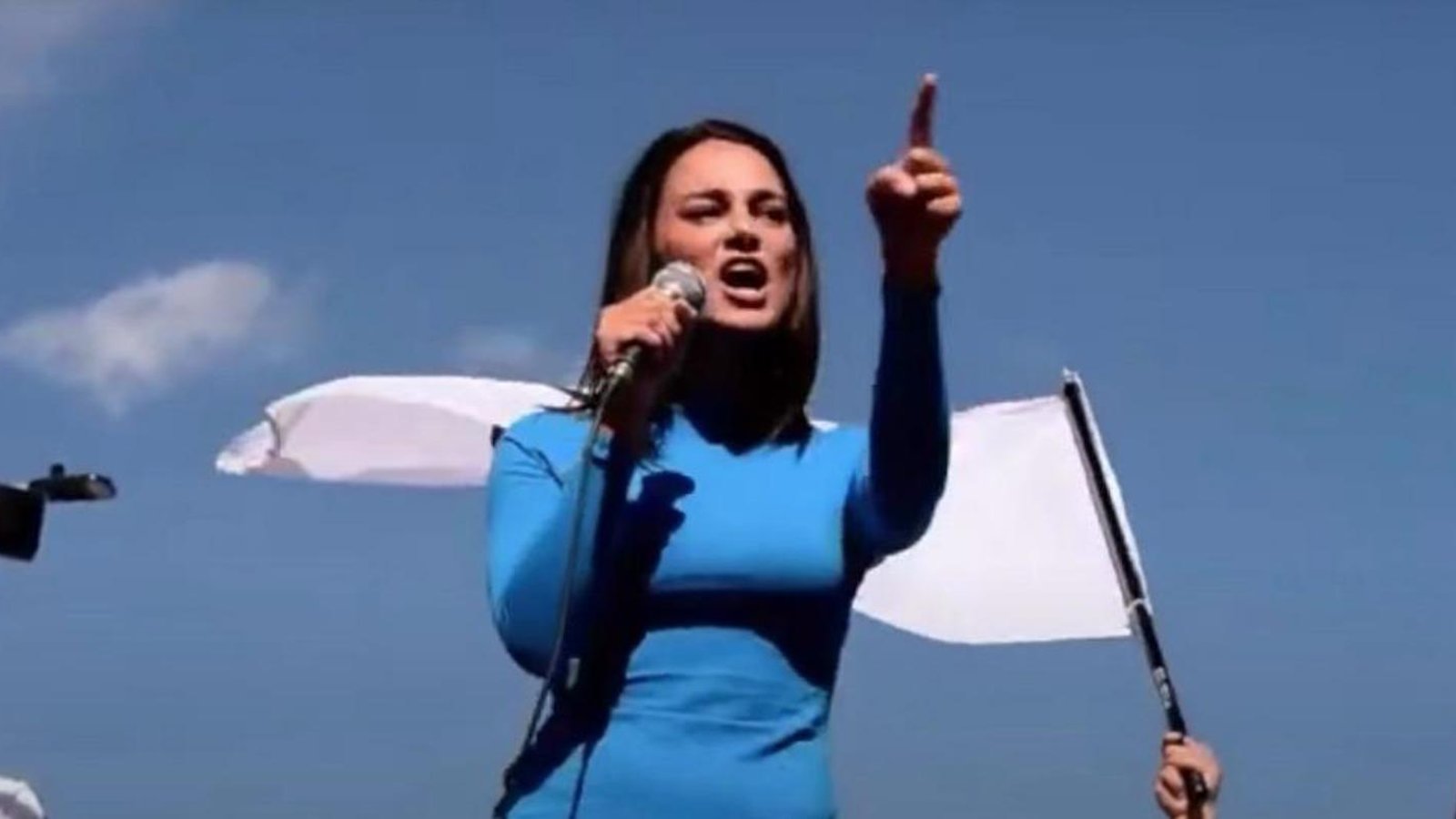Lucie Laurier sort une nouvelle chanson et boycotte les plateformes numériques