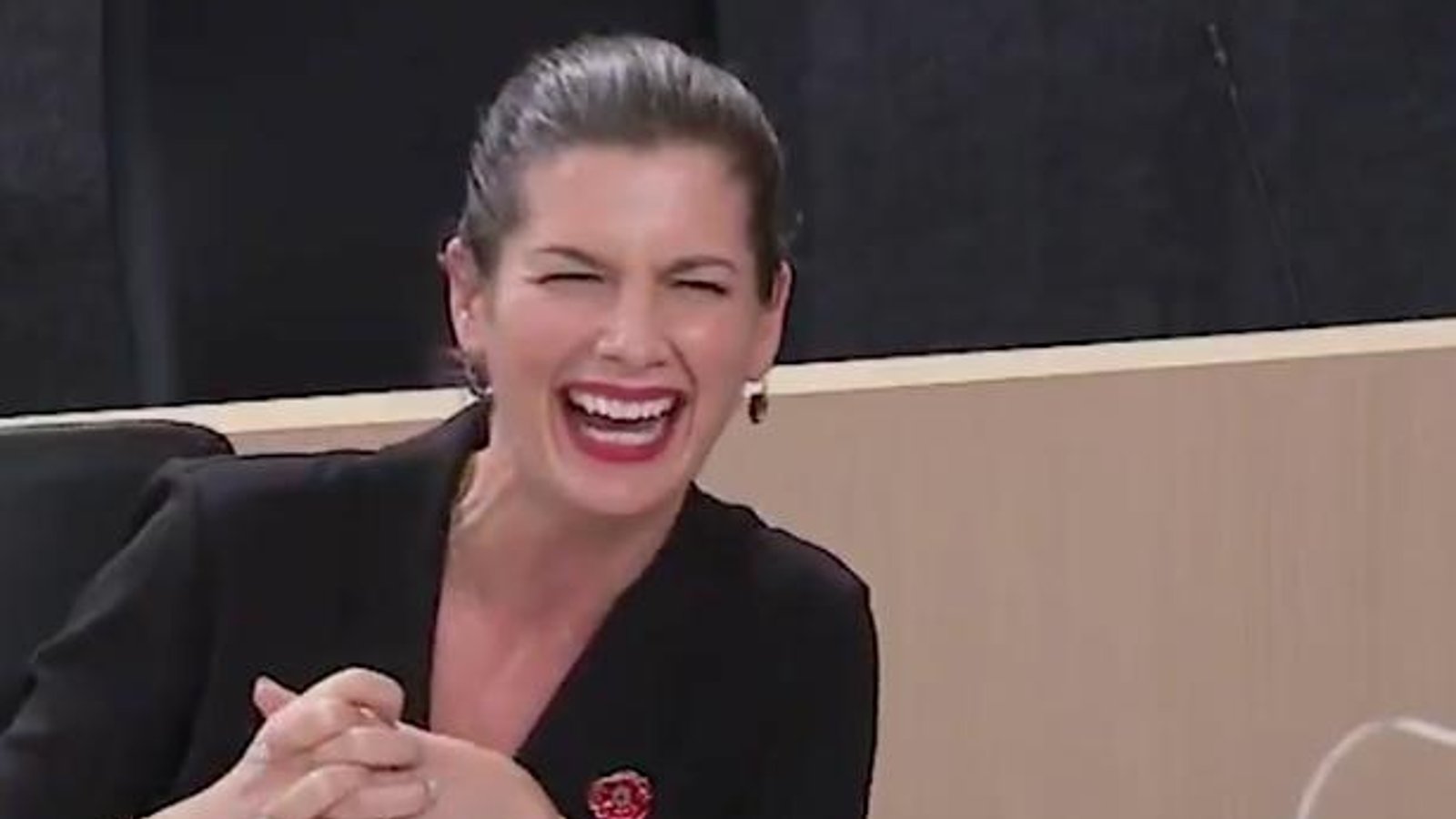 Francois Legault se moque du rire de Geneviève Guilbault et la vidéo fait le tour du web