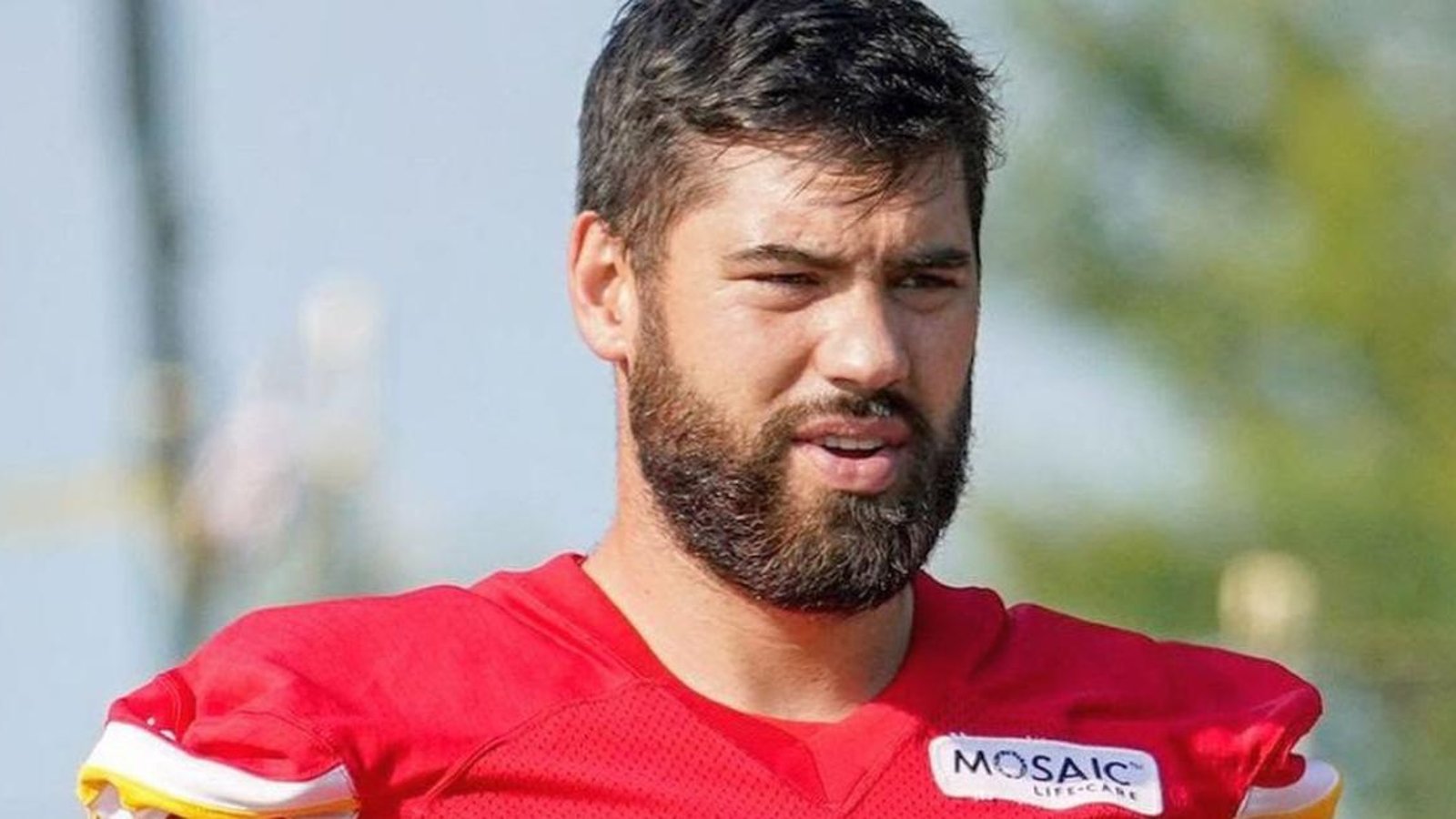 Laurent Duvernay-Tardif rayonne dans une photo pour le magazine Elle Québec