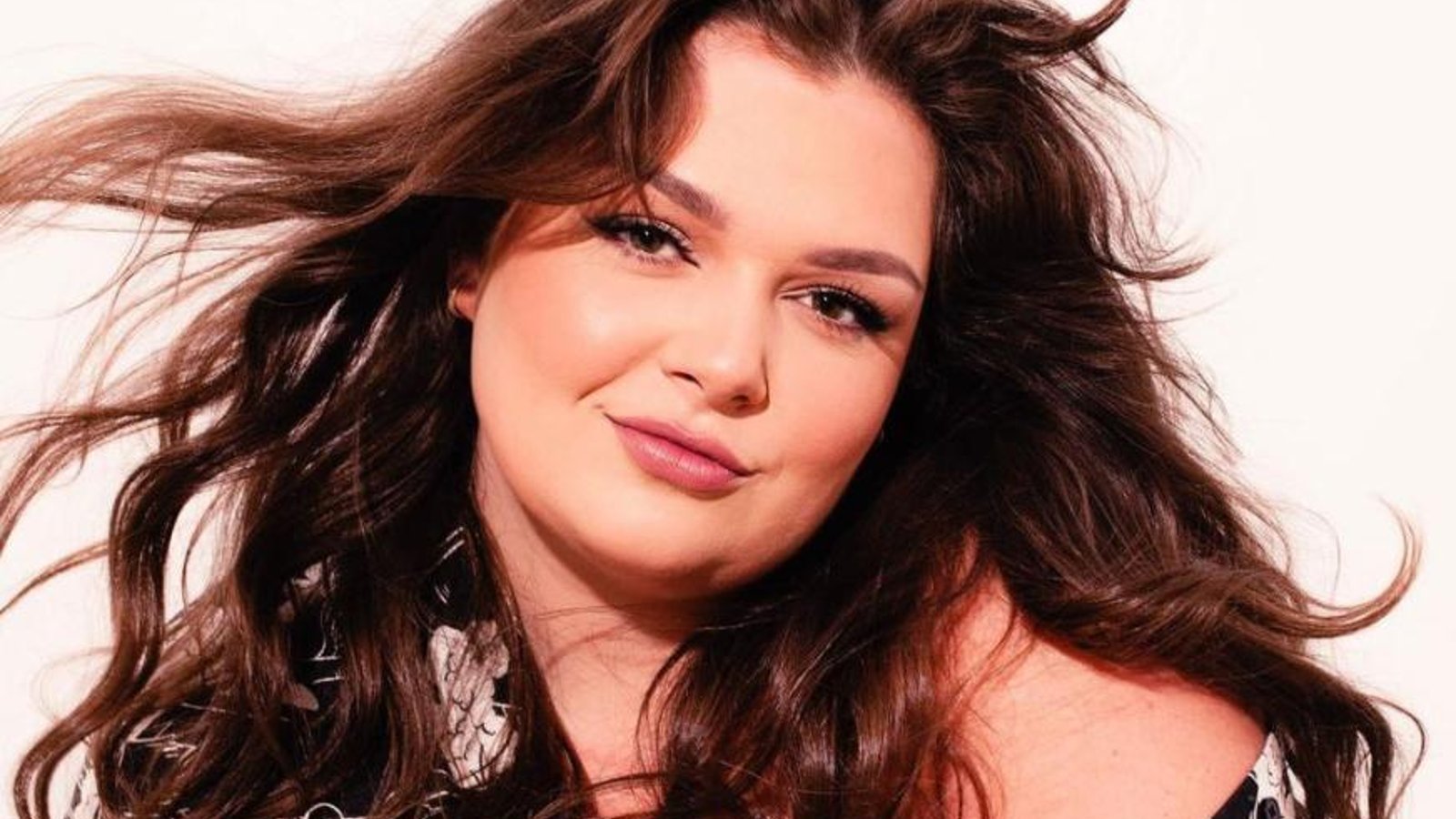 Julie d'Occupation Double fait tourner les têtes en se baignant dans un lac