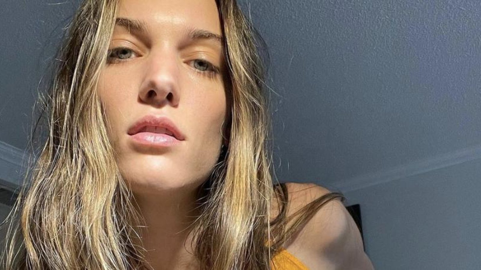 Charlotte Cardin crée le buzz en posant sans le haut sous le soleil de la Grèce