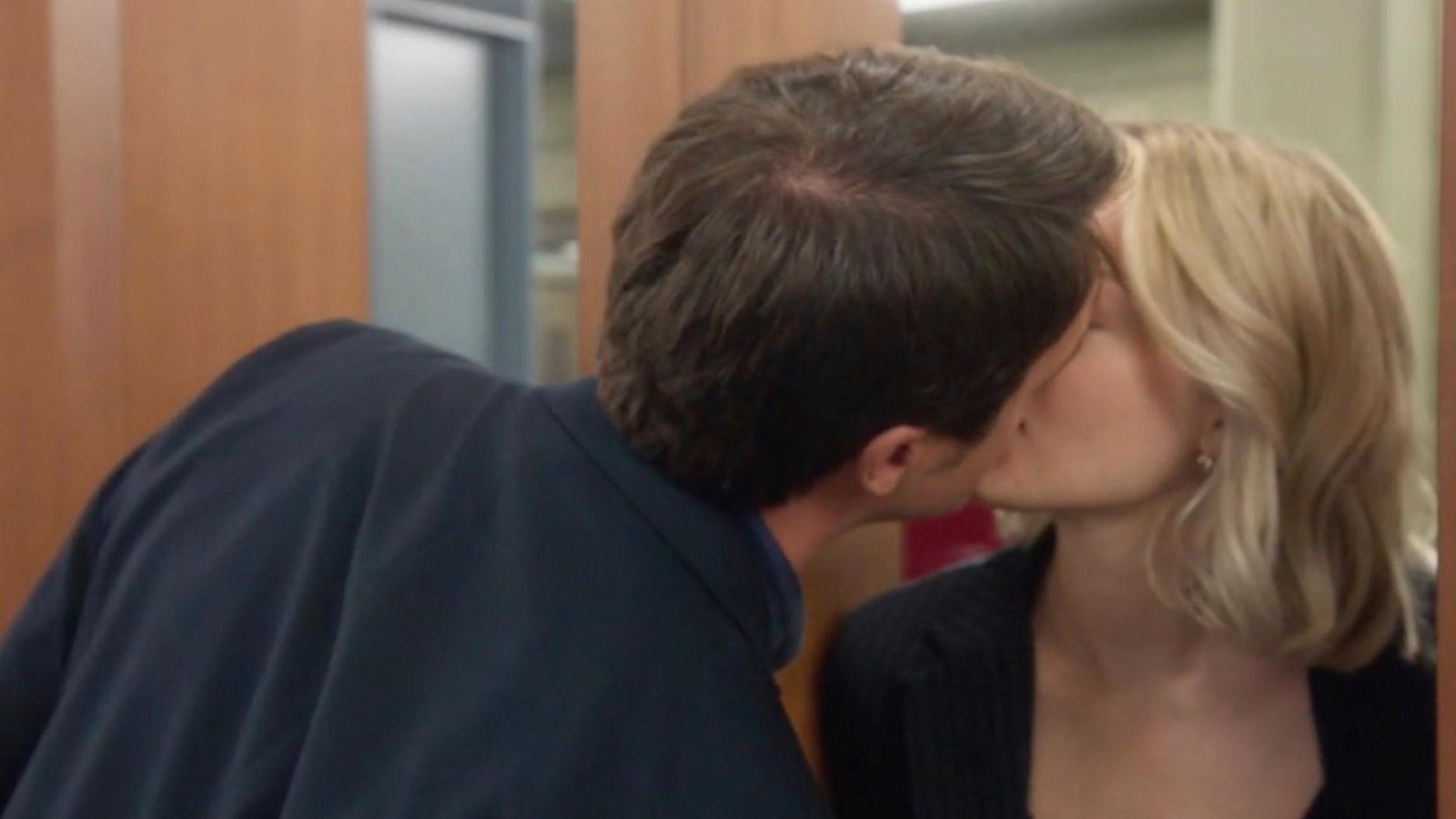 On sait maintenant pourquoi Vincent-Guillaume Otis et Catherine St-Laurent ont pu s'embrasser dans District 31