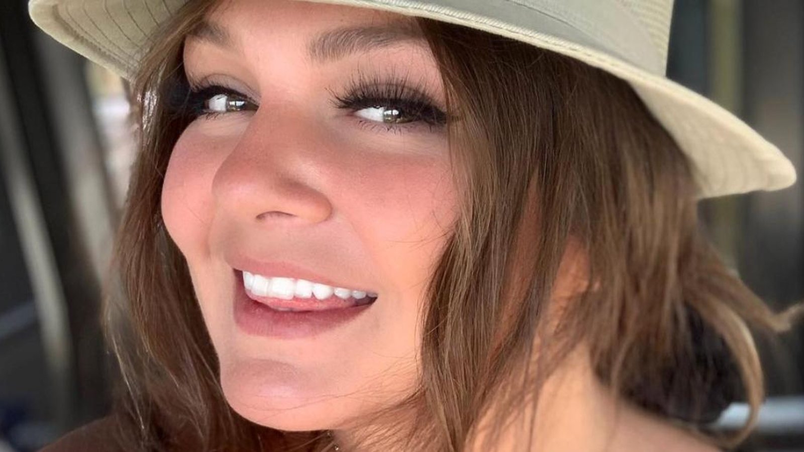 Julie Munger fait tourner toutes les têtes dans une belle photo en sous-vêtements bleus
