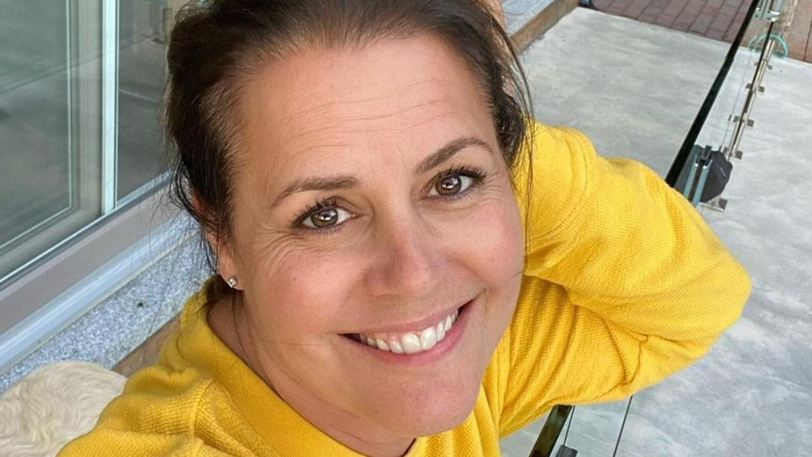 Patricia Paquin aux anges sur une photo, entourée de toute sa petite famille