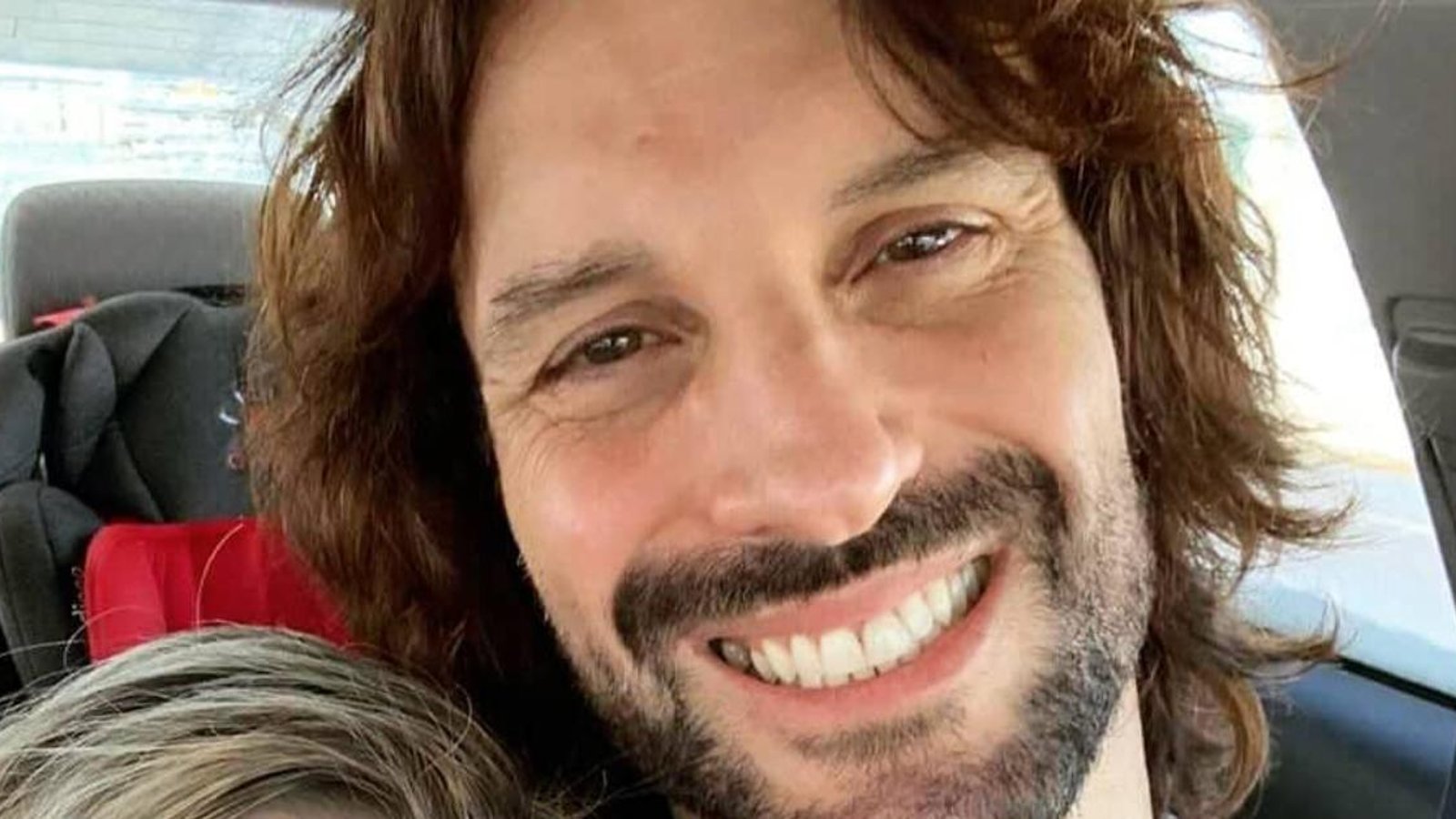 Mathieu Cyr est maintenant fiancé et il l’annonce avec une superbe photo sur les médias sociaux