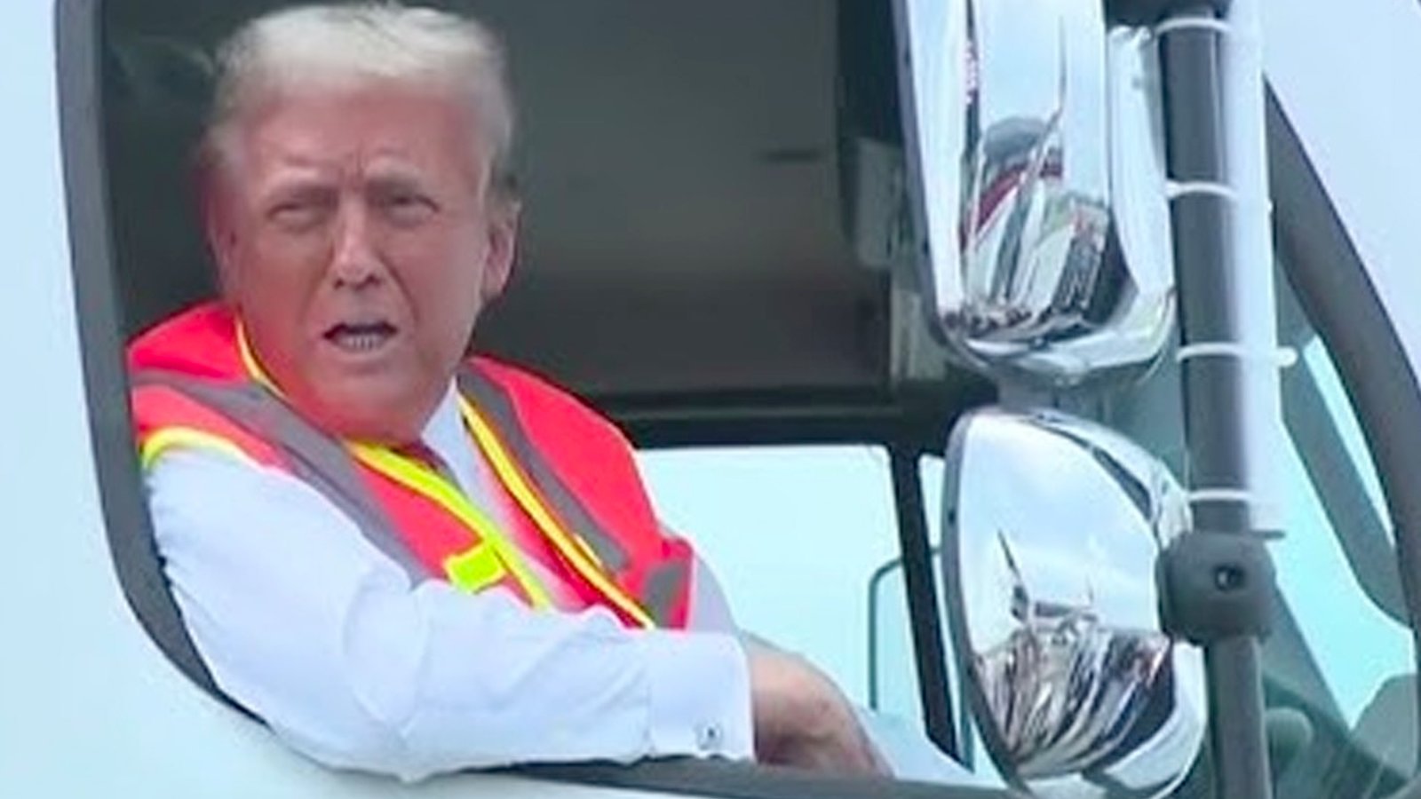 Donald Trump passe près de tomber en montant dans un camion à poubelles.