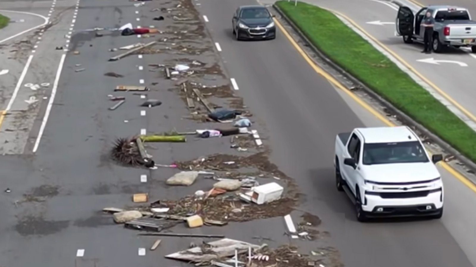 Voici des images impressionnantes des dégâts causés par l'ouragan Milton sur une route de Floride