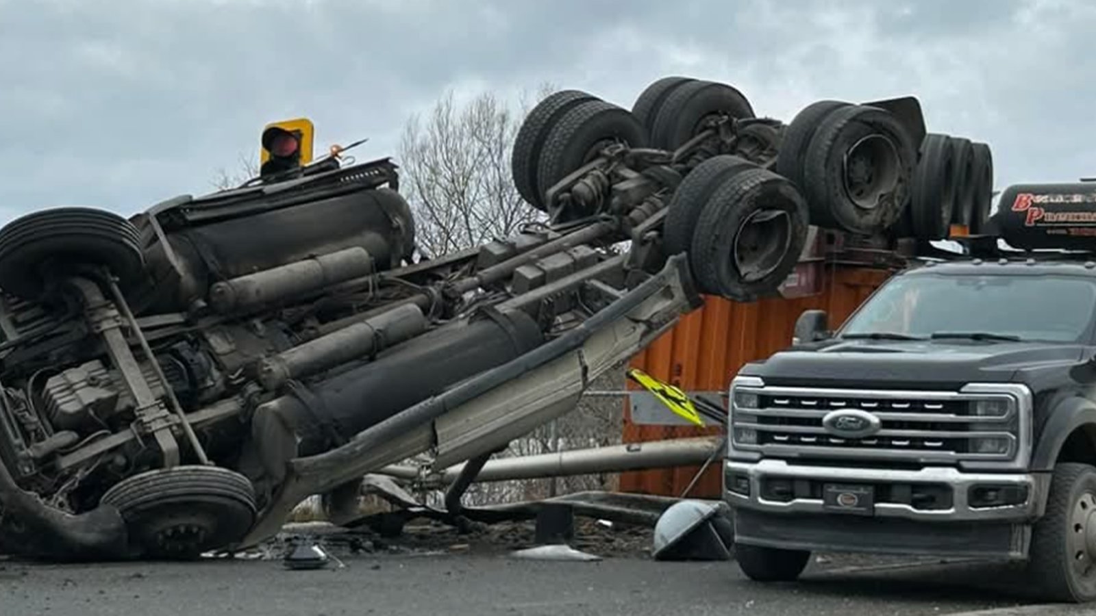 Un camion s’est renversé sur une voiture sur une route du Québec et les images sont terribles