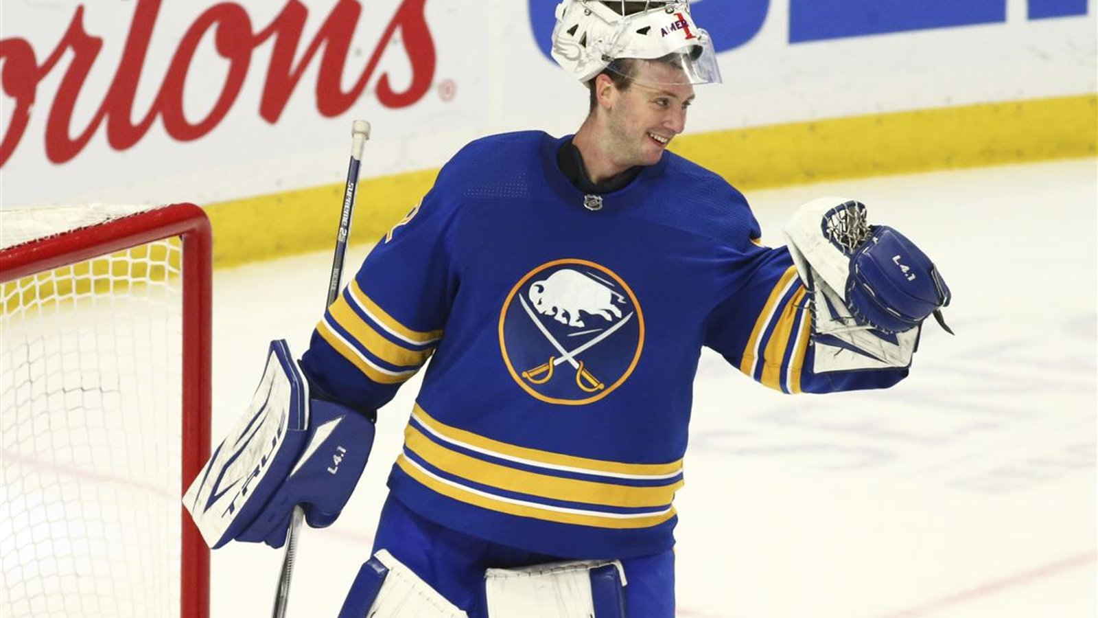 Les Sabres forcés d'envoyer leur gardien #6 dans la mêlée!