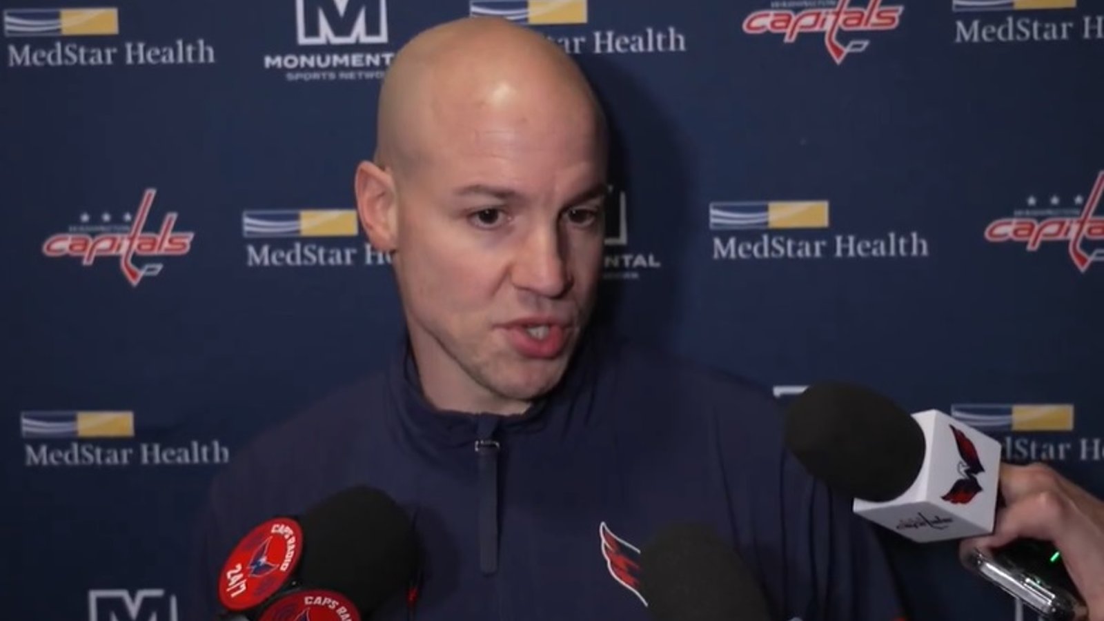 Spencer Carbery donne une mise à jour sur deux importants blessés chez les Caps