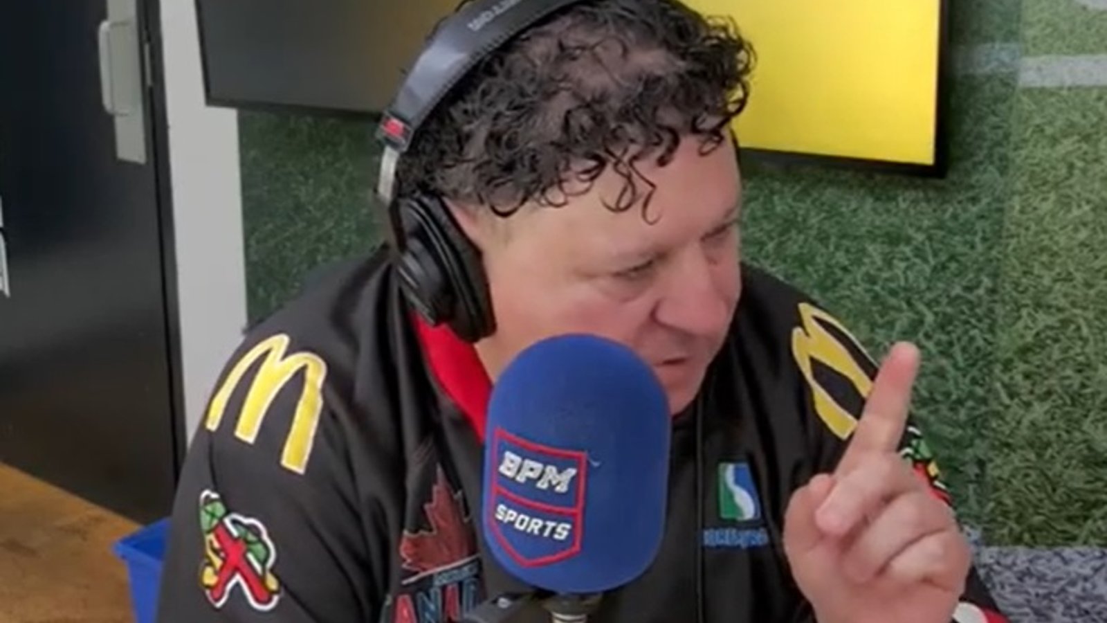 Tony Marinaro explose de rage et démolit Max Domi
