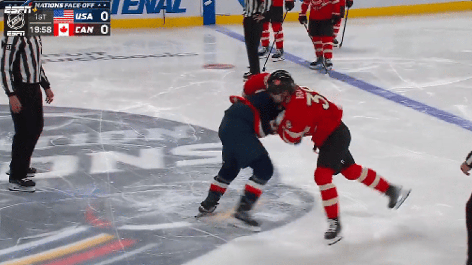 Trois combats éclatent dès les premières secondes du match Canada-USA