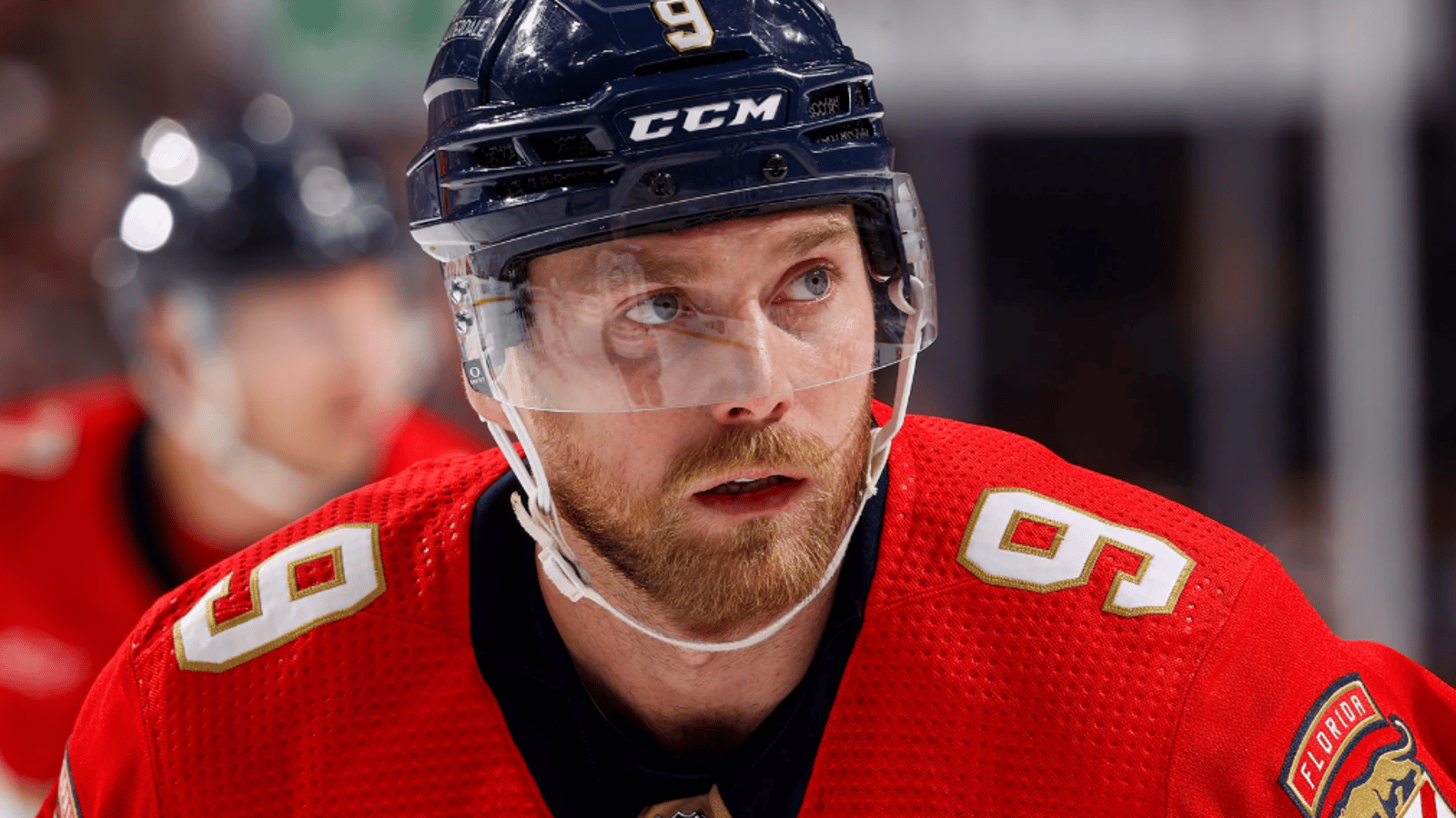 Sam Bennett vivement critiqué pour une série de gestes vicieux