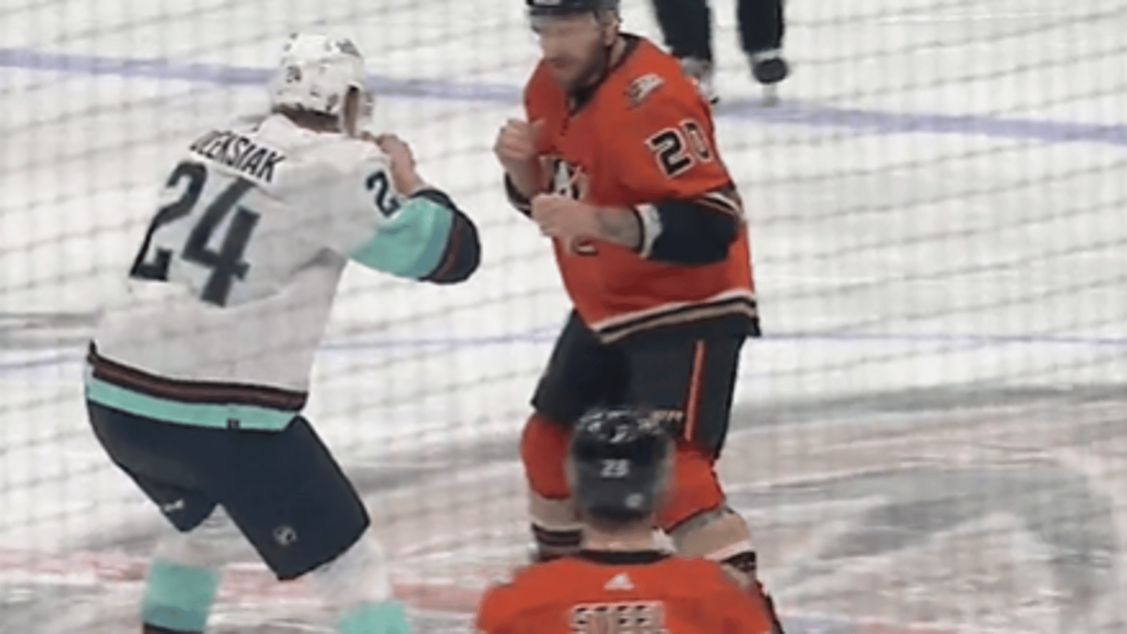 VIDÉO | Combat de poids lourds entre Nicolas Deslauriers et Jamie Oleksiak