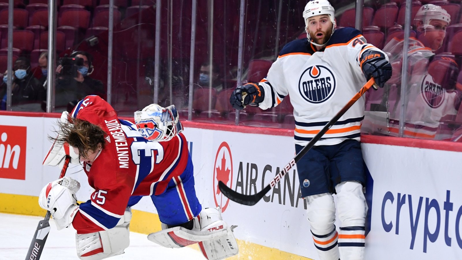 Antoine Roussel commente l'inaction des joueurs du Canadien suite au coup sur Samuel Motembeault