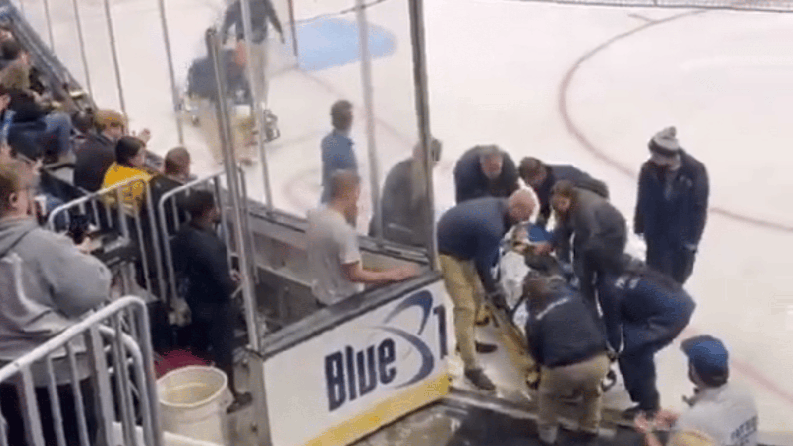 Un espoir des Blue Jackets quitte le match en civière