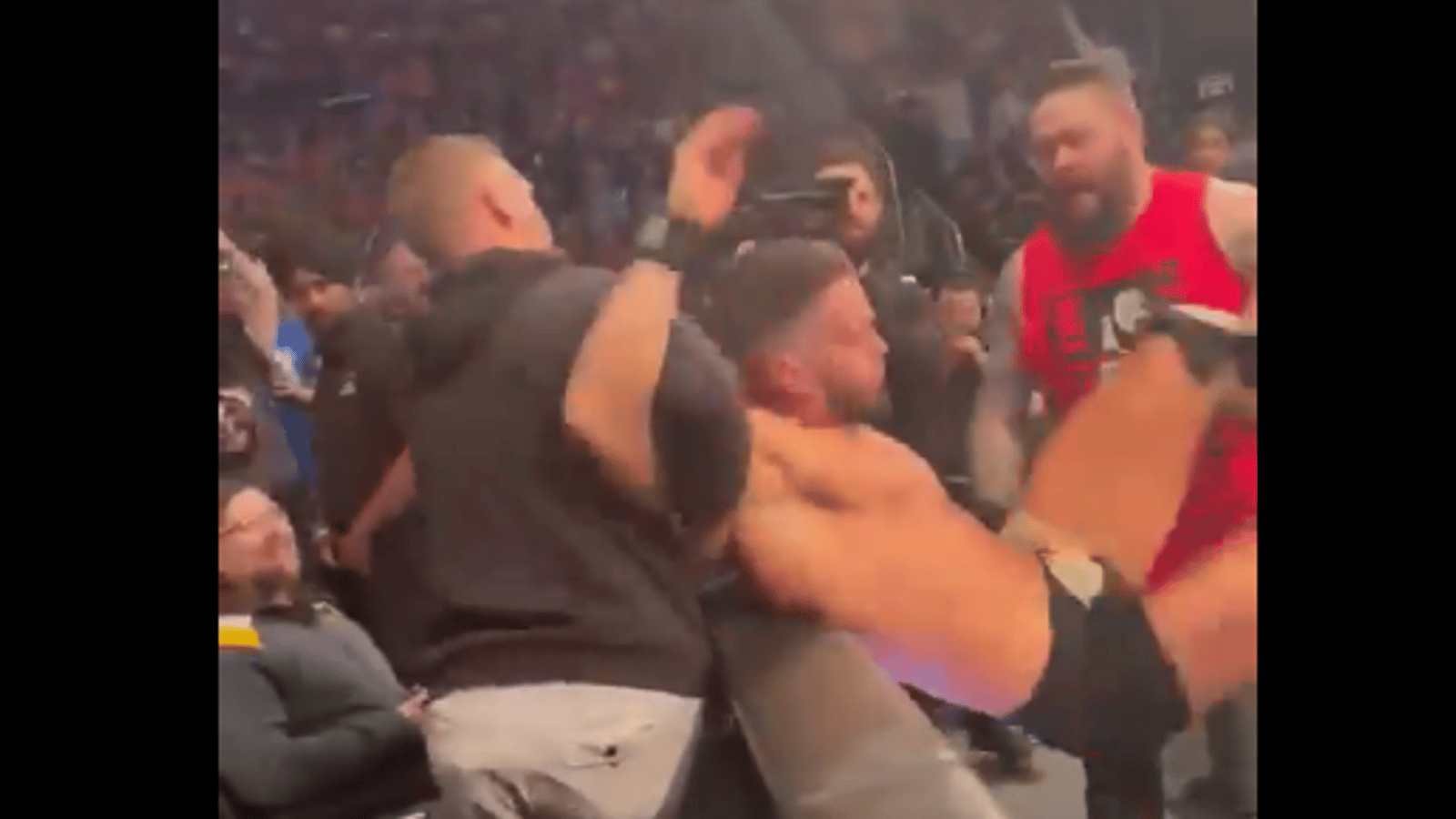 Corey Perry aide Kevin Owens pendant le Friday night Smackdown qui se déroulait à Edmonton