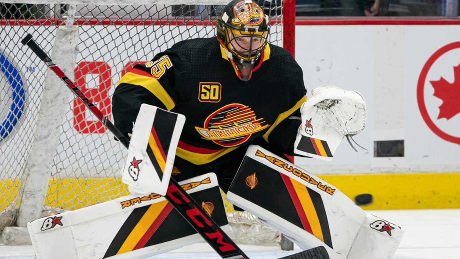 Thatcher Demko rend hommage à Gino Odjick sur son nouveau masque rétro