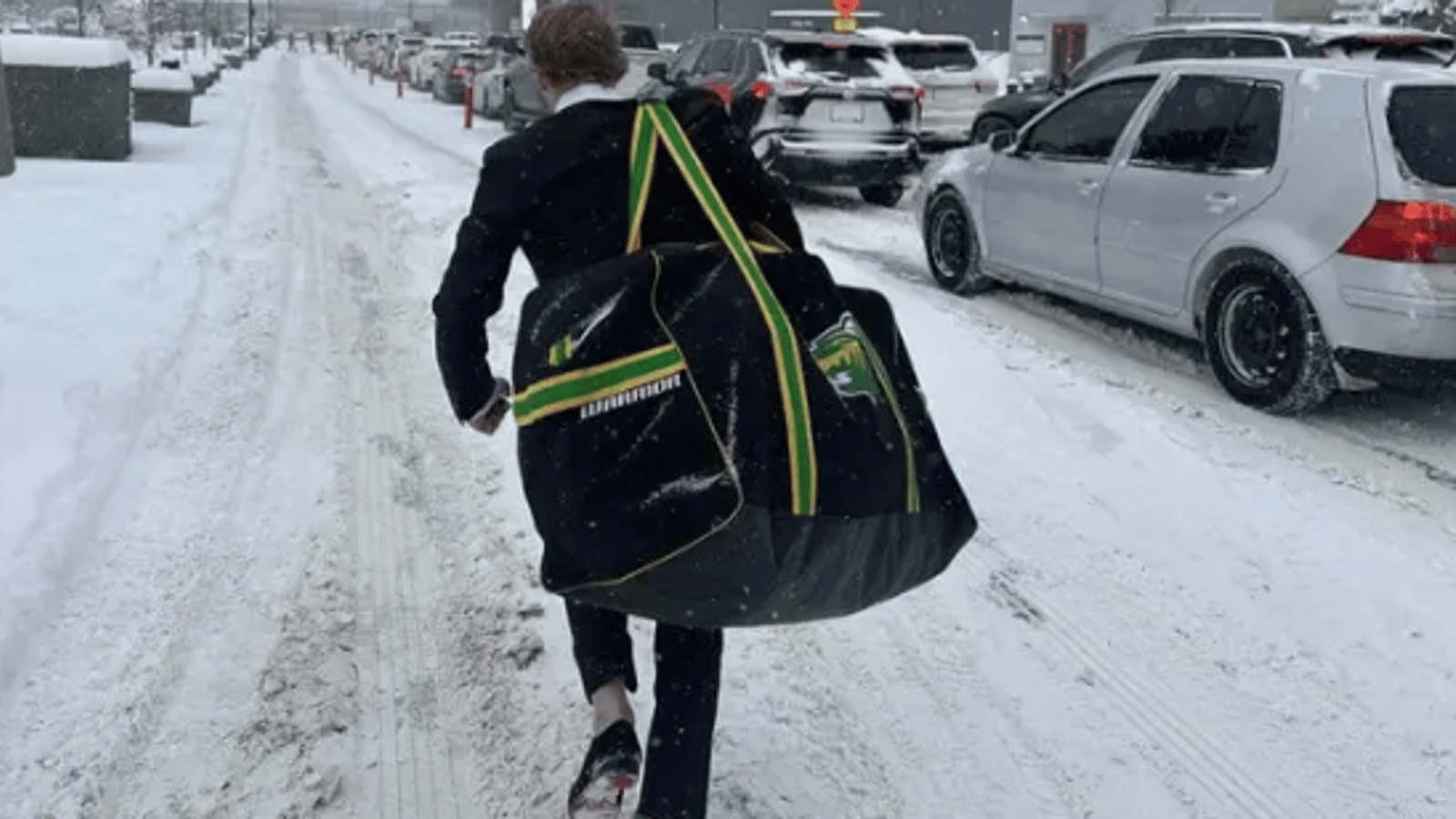 Un joueur du Wild doit marcher en plein trafic avec sa poche de hockey pour se rendre à son premier match