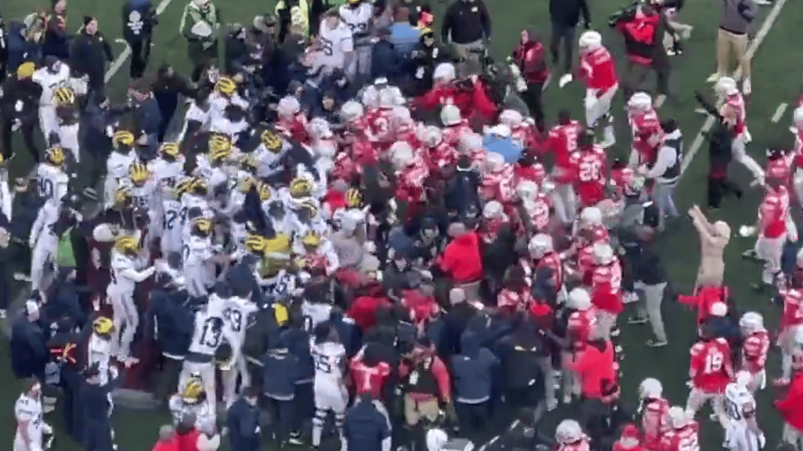 Michigan sort son drapeau sur le terrain adverse après une victoire et la bagarre éclate