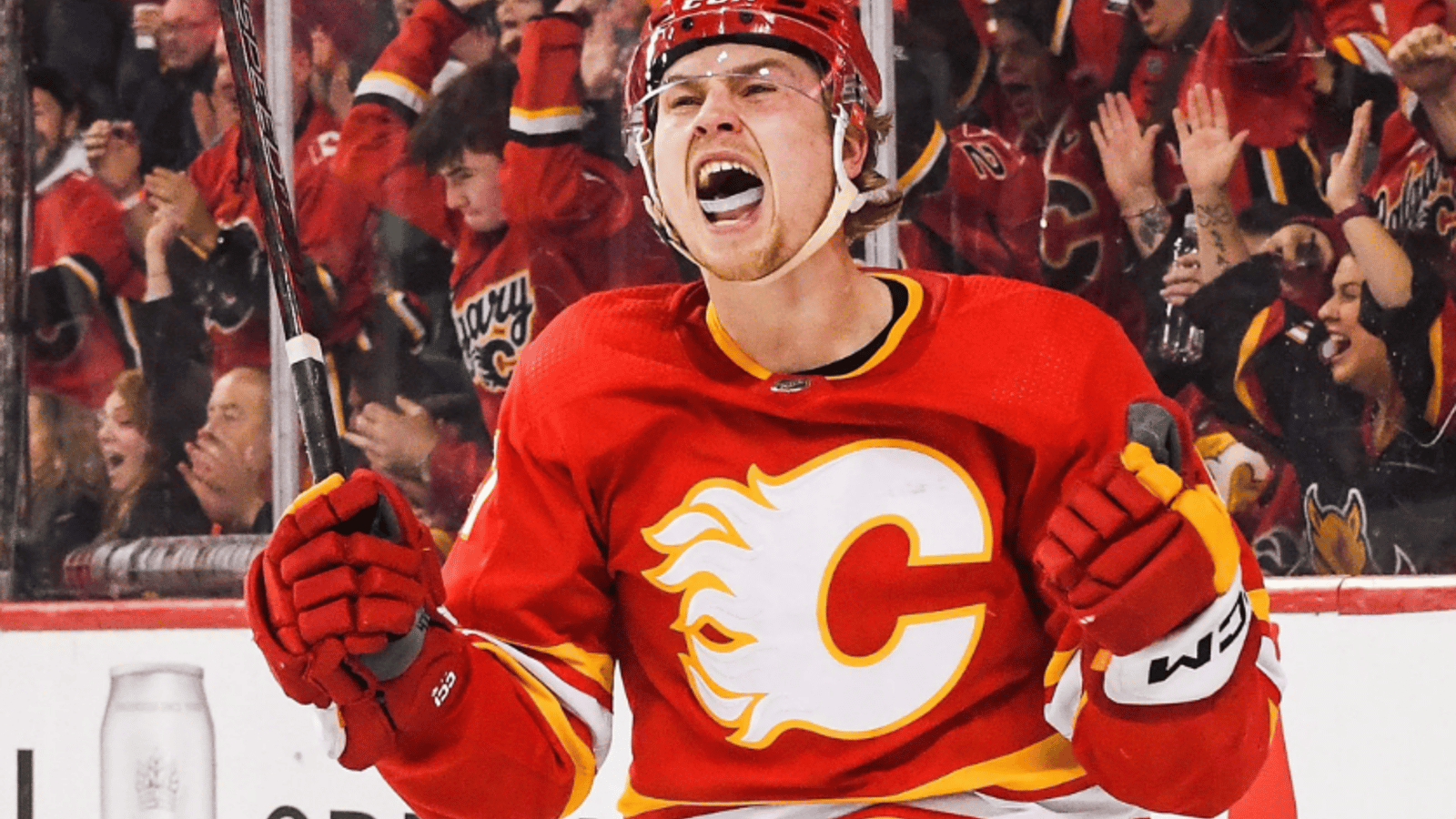 Connor Zary est suspendu par la LNH
