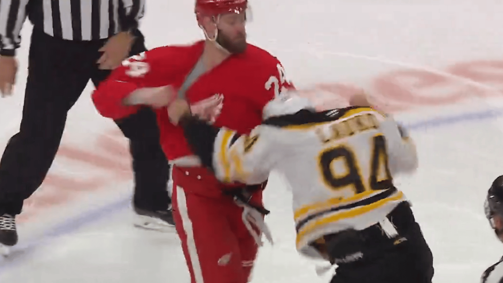 Austin Watson et Jakub Lauko nous offrent l'un des combats les plus intenses de la saison