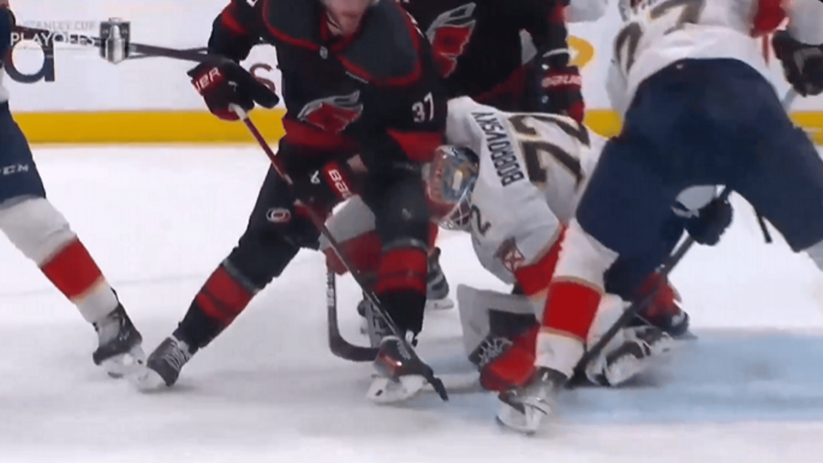 Un geste disgracieux : Andrei Svechnikov frappe Sergei Bobrovsky en pleine tête