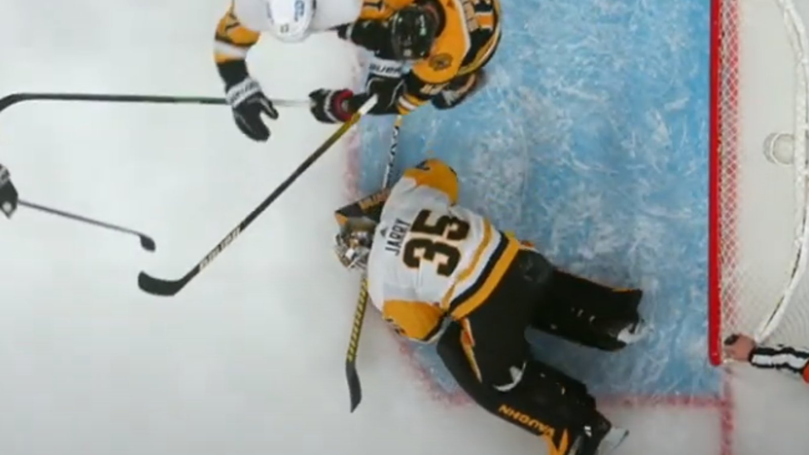 VIDÉO | Brad Marchand pète les plombs et frappe Tristan Jarry ! 