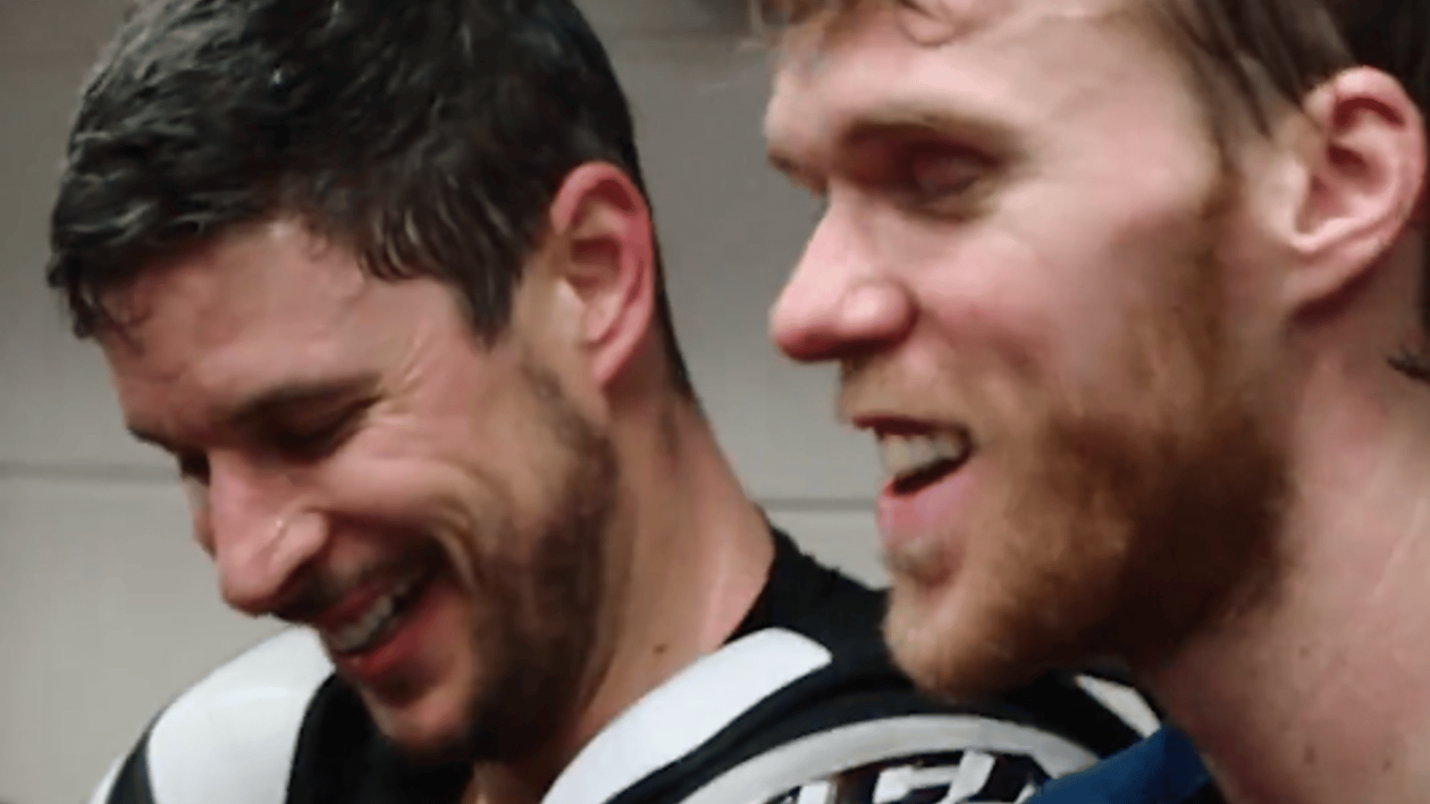 À VOIR : Brad Marchand agace Sidney Crosby dans le vestiaire après la victoire dcontre la Suède