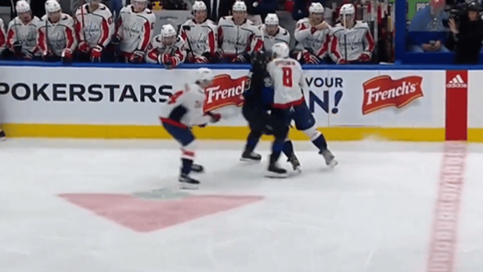 Alex Ovechkin démolit Jake McCabe en plein milieu de la glace