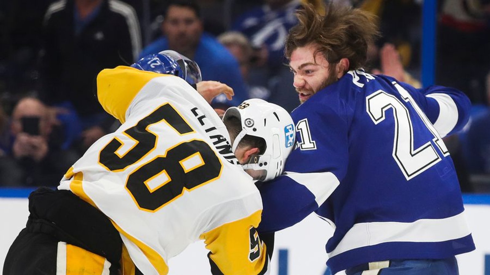 VIDÉO | Kris Letang et Brayden Point en sont venus aux coups hier soir