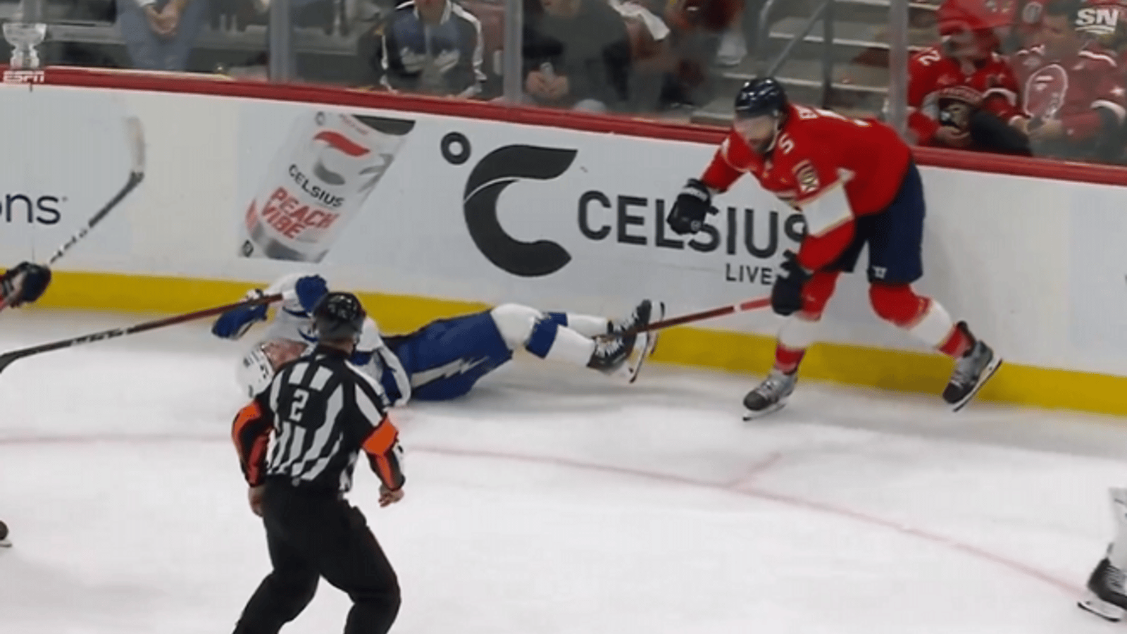 La LNH suspend Aaron Ekblad pour son geste contre Brandon Hagel