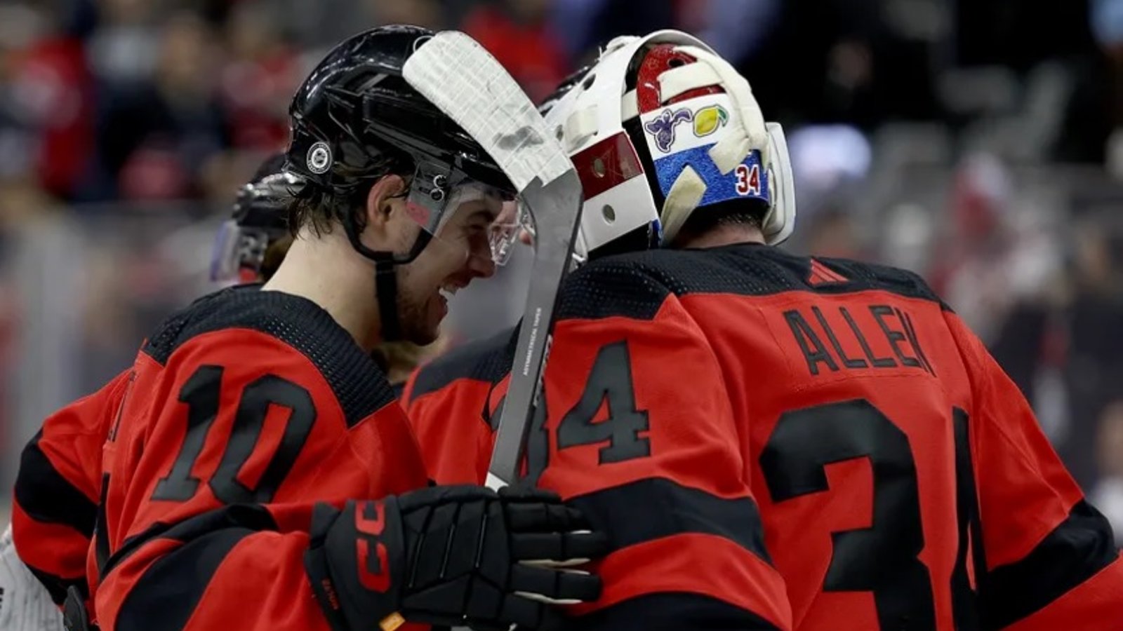 Jake Allen dévoile son tout nouveau masque avec les Devils