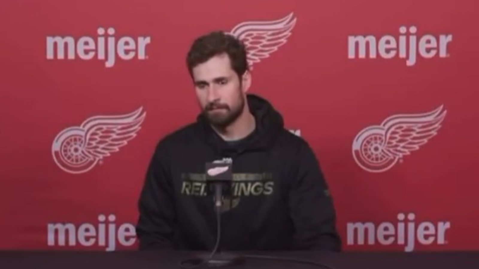 Dylan Larkin critique ouvertement Steve Yzerman en point de presse