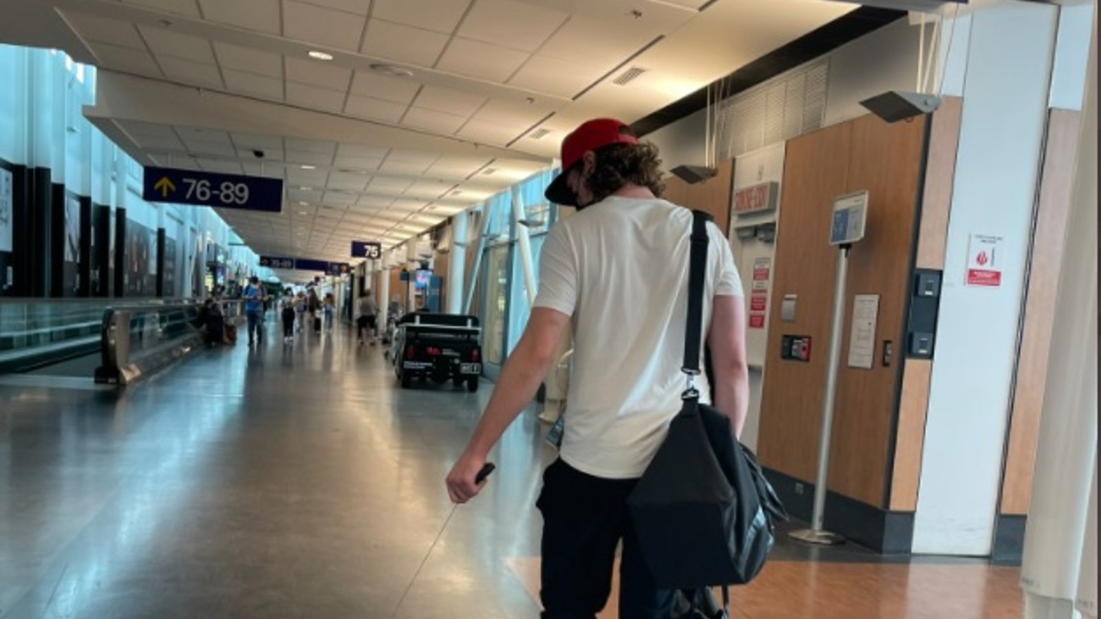 Un joueur des Flames est allé chercher Tyler Toffoli à l'aéroport dans la nuit!