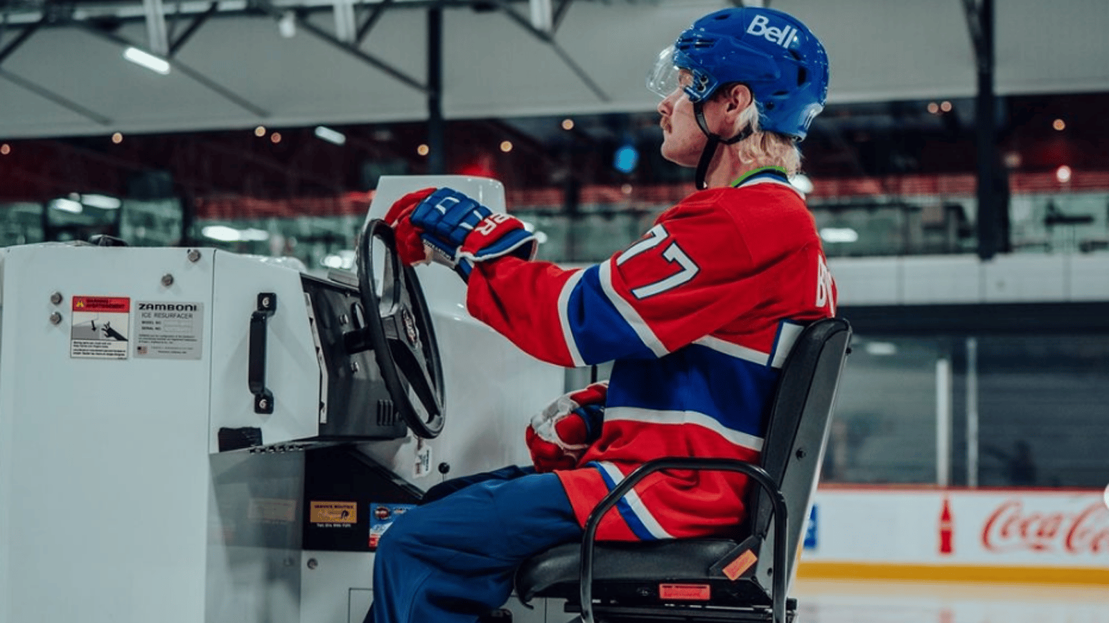 Valtteri Botas saute sur la glace avec des joueurs du Canadien