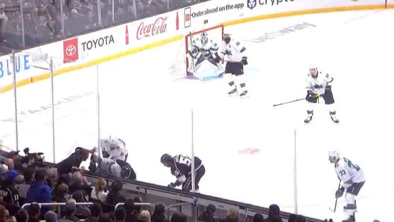 Un partisan a tenté d'attaquer un joueur des Sharks en plein match